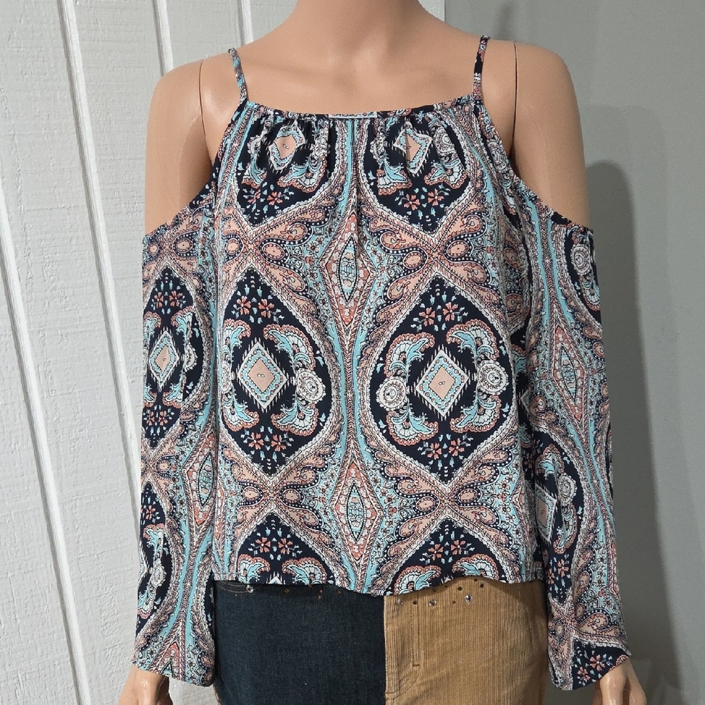 Design Lab Cold Shoulder Top